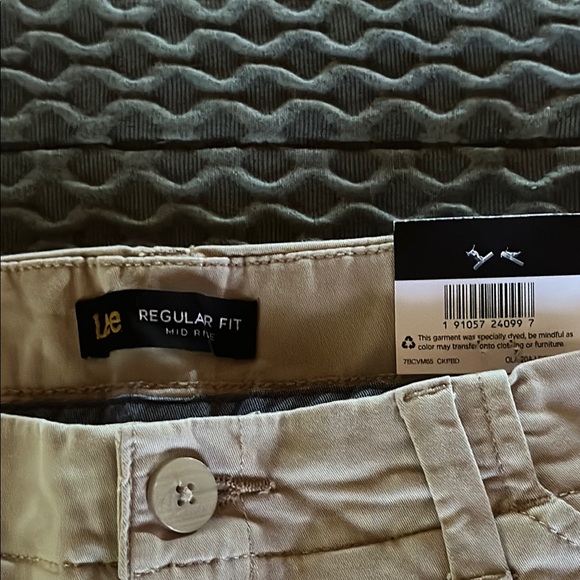 Lee women’s Tan Shorts Refular Fit Mid Rise size 10 NWT - Picture 3 of 6